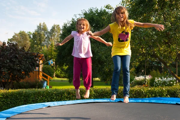 Zábava s zahradní trampolína — Stock fotografie