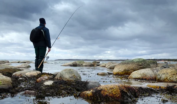 Pescador en la costa del mar —  Fotos de Stock