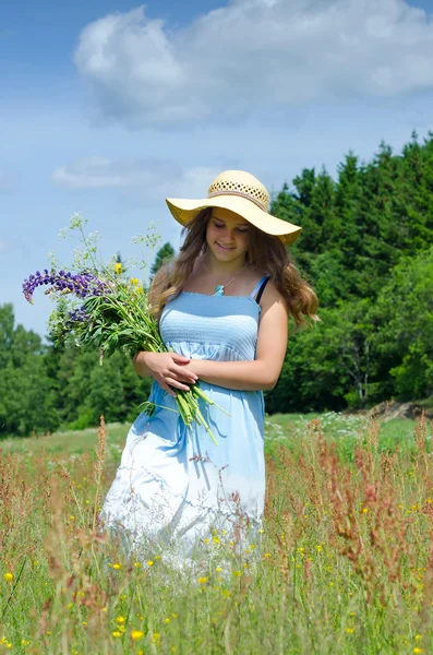 Tiener verzamelt zomerbloemen — Stockfoto