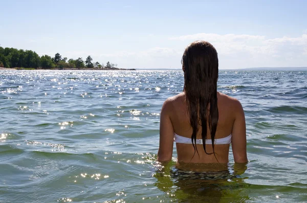 Jong meisje in zomer zee — Stockfoto