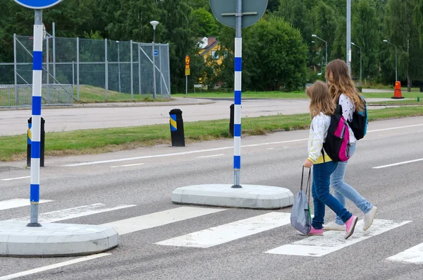 学校女生上斑马十字路口 — 图库照片