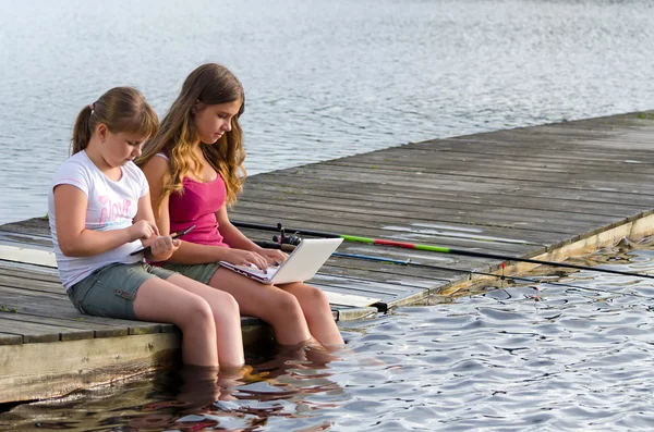 Girls choose social media instead fishing — Stock Photo, Image