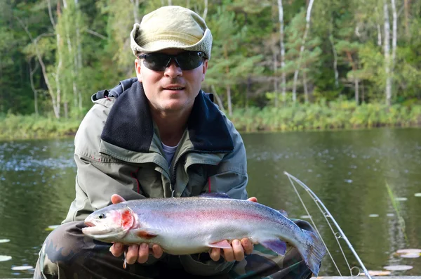 Pêcheur avec truite arc-en-ciel — Photo