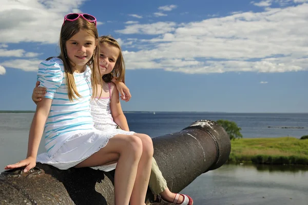 Sister's zomer vakantie portret — Stockfoto