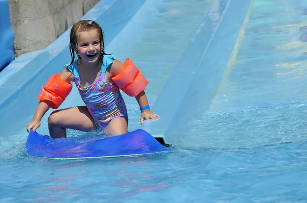 Criança menina diversão na piscina — Fotografia de Stock