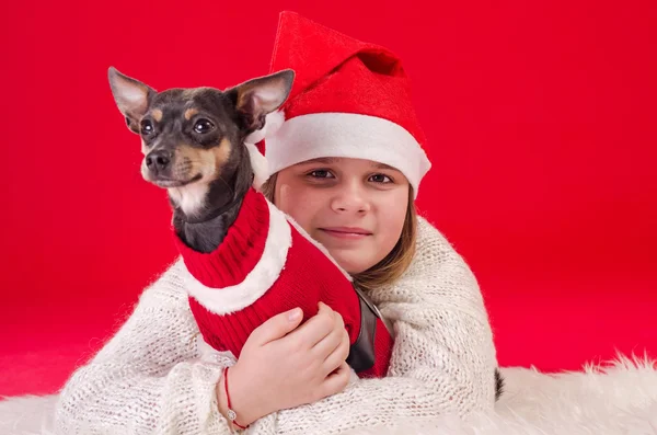 Рождественский портрет с маленькой собакой и девочкой — стоковое фото