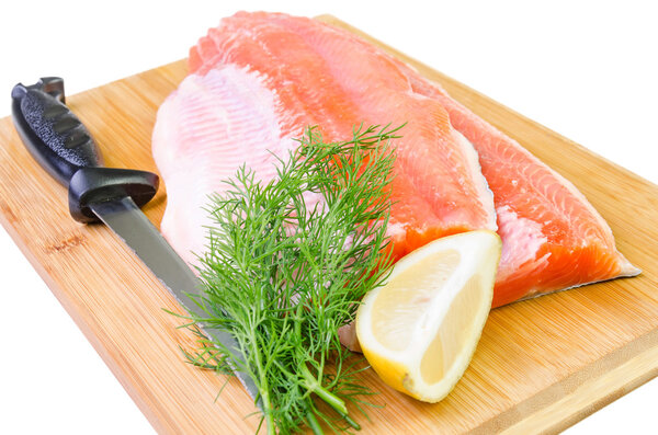 Состав филе форели с ножом на кухонной доске
