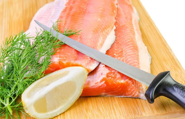 Közelkép a pisztráng hal filé kést a konyhából fedélzetén — Stock Fotó