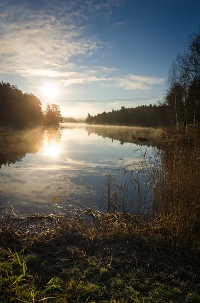 Late autumn sunrise over lake — 图库照片