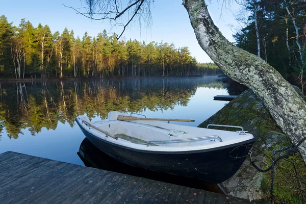 Jezero ranní ticho v listopadu — Stock fotografie