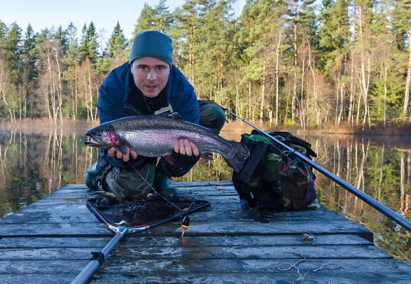 Angler mit Herbstforellen-Trophäe — Stockfoto