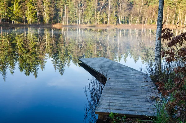 Morgon sjön liggande i November — Stockfoto