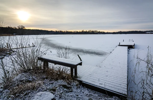 Idylické východ slunce nad švédské zmrazené jezero — Stock fotografie