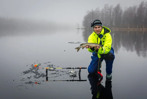 Homens piques de pesca no gelo — Fotografia de Stock