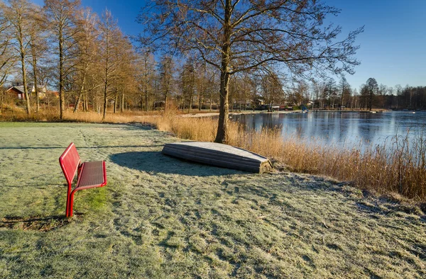 Lake kust landschap in December — Stockfoto