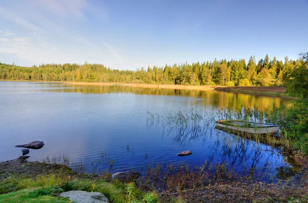 Podzimní panorama jezera bay — Stock fotografie