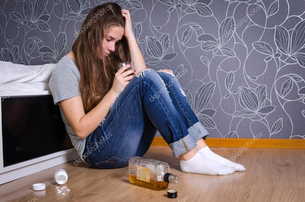 подросток дрожит. недовольный подросток. подросток горе. обиженный подросток. подросток одиночка.