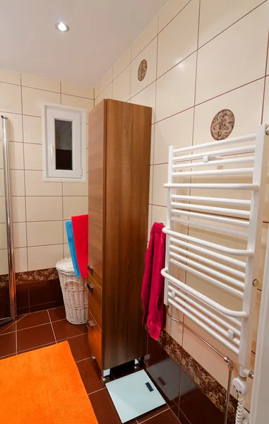 현대 목욕탕 가구와 히터 쪽에 대 한 보기 — 스톡 사진