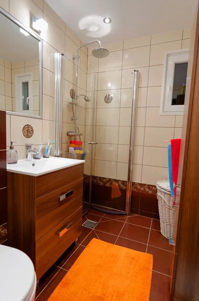 Modernes kleines Badezimmer — Stockfoto
