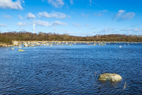 Paisaje de mar de primavera con turbina eólica —  Fotos de Stock