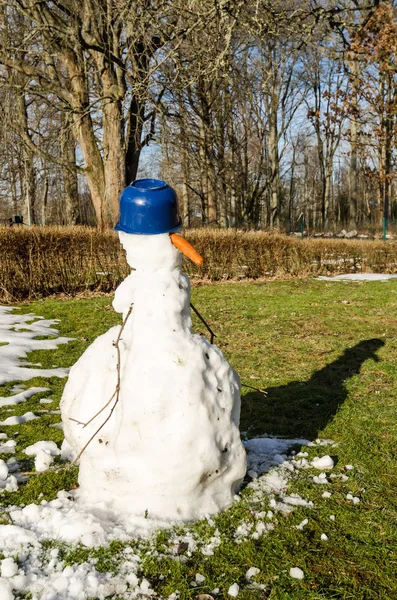 Тающий снеговик с тенью — стоковое фото