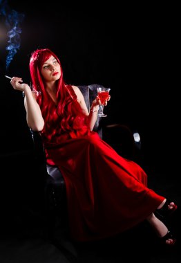 Kendine güvenen Kızıl saçlı kadın