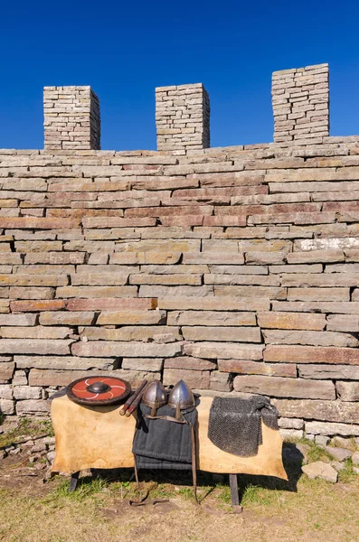 Ritterrüstung unter der Burgmauer — Stockfoto