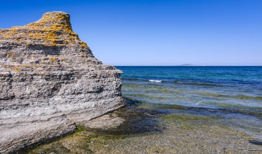 Byrum kayalıkları ufuk üzerinde mavi bakire ada