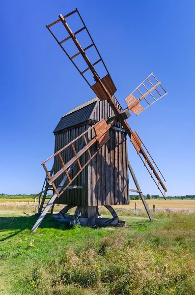 Tradycyjne szwedzkie drewniany wiatrak od 1800 wieku — Zdjęcie stockowe