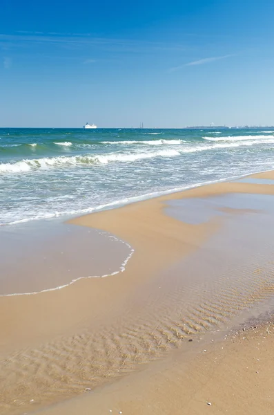 Spiaggia polacca con traghetto all'orizzonte — Foto Stock