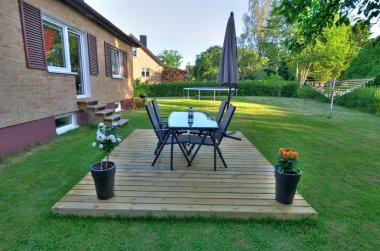 Modern villa arka bahçe mobilyaları ile
