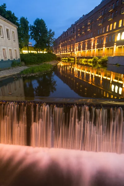 Wasserfall in der Stadt — Stockfoto