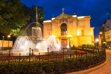 Gece görünümü Theater Bielsko-Biala içinde parlak çeşme ile. Ana kare görünümü