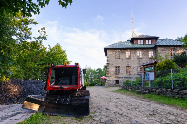 Vue d'été sur Szyndzielnia Hostel avec piste de neige sur le bord de la route — Photo