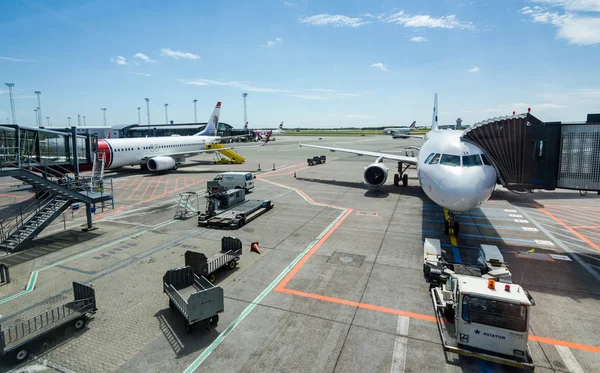 Letní krajina oblasti letiště s čeká na airplaines — Stock fotografie