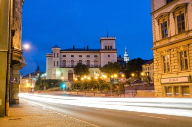 Gece trafik Sulkowski Kalesi önünde ana Zamkowa caddede
