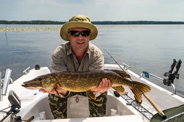 Mannen med sommar gädda fiskar — Stockfoto