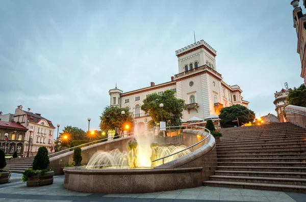 Plaza principal de la ciudad en Bielsko-Biala con fuente frente al castillo Sulkowski — Foto de Stock