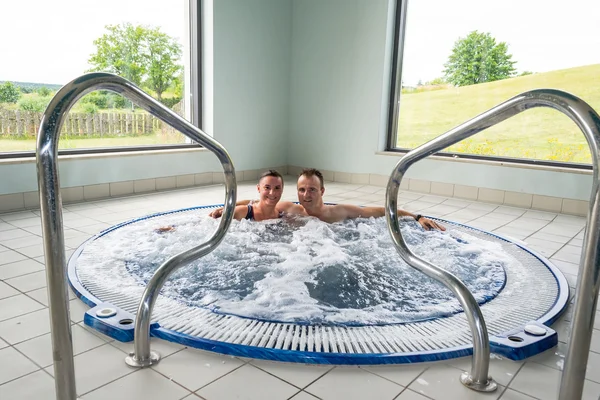 Diversão em jacuzzi interior — Fotografia de Stock