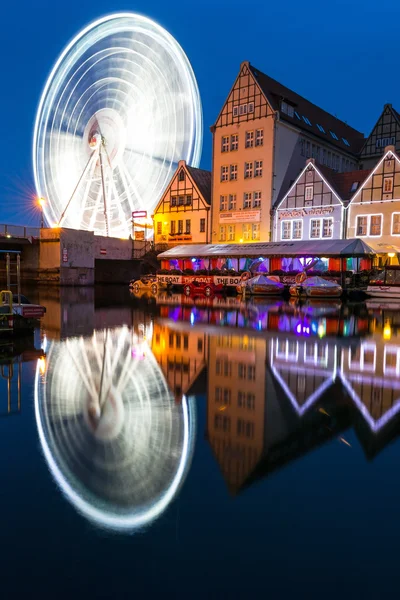 Vertikale Nachtansicht für Riesenrad mit Wasserreflexion in der Stadt Danzig — Stockfoto
