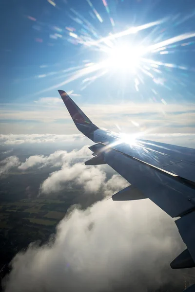 太陽と飛行機旅行 — ストック写真