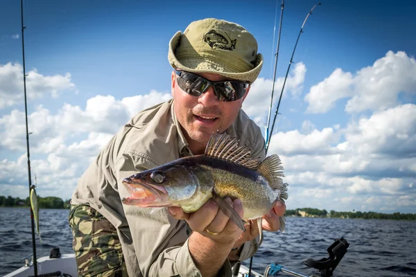 Barco de pesca de verano para walleye —  Fotos de Stock