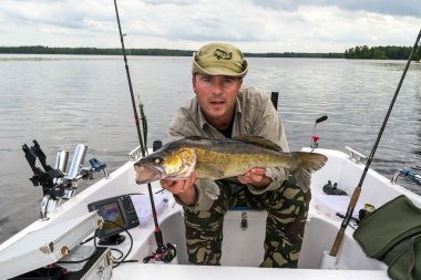 Adam balıkçılık walleye