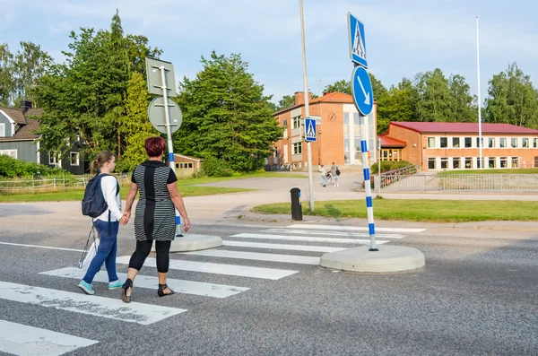 Fille avec parent traversant la rue — Photo