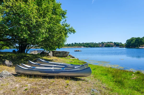 Canoes on Swedish sea coast — Stock Photo, Image