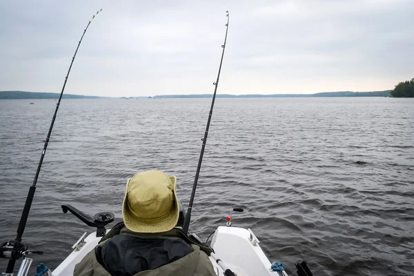 Lago pesca trolling em dia nublado — Fotografia de Stock