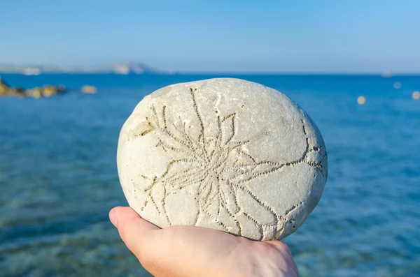 Ciekawe znaki na plaży kamienia — Zdjęcie stockowe