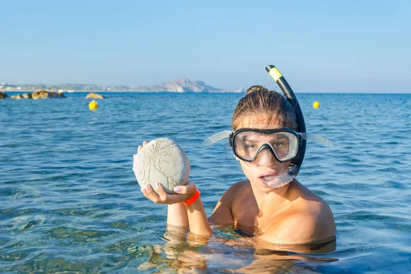 Schnorchelmädchen mit ihrem Fund — Stockfoto