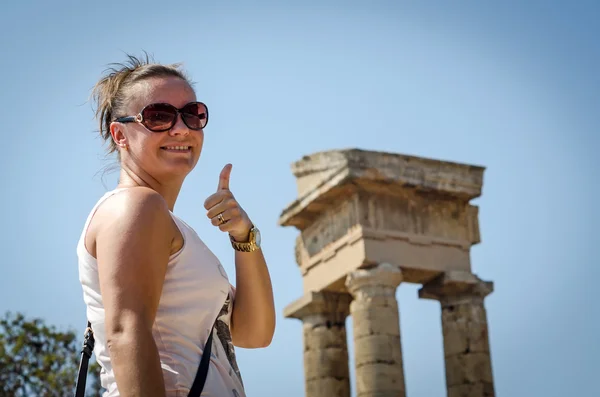 Brunette women enjoy the archaeological trip on Rhodes — Stock Photo, Image