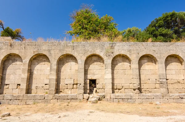 Старовинні стіни біля старого театру на Родос — стокове фото